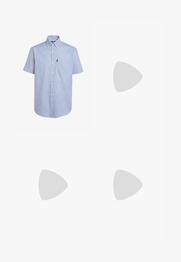 Next EASY IRON BUTTON DOWN OXFORD - Overhemd - blue stripe; Zwarte elastische taillebandbroeken met een trekkoord, taps toelopende benen, zijzakken en subtiele stiksels aan de zijkanten. Zachte katoenachtige stof.; Zwart-witte sneakers met een bovenwerk van suede en leer, voorzien van drie witte strepen, een geperforeerde neus en een rubberen gumzool.; Zwarte stoffen schoudertas met een ritssluiting, voorzien van een wit Adidas-logo en een gestreepte, verstelbare schouderband voor gemakkelijk dragen.