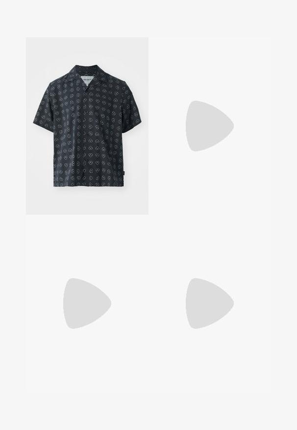 Korte mouw shirt van zwarte stof met witte stippen en hartpatronen. Ingekorte kraag; ontspannen pasvorm; lichte textuur.; Koolgrijze Adidas T-shirt met korte mouwen en een kleine neon groene graphic van luidsprekers, zon en het Adidas-logo op de linkerkant van de borst.; Grijze spijkerbroeken met een ontspannen pasvorm, voorzien van versleten kniematten, contrasterende stiksels en een klein logo aan de zijkant.; Zwart-witte sneakers met een bovenwerk van suede en leer, voorzien van drie witte strepen, een geperforeerde neus en een rubberen gumzool.