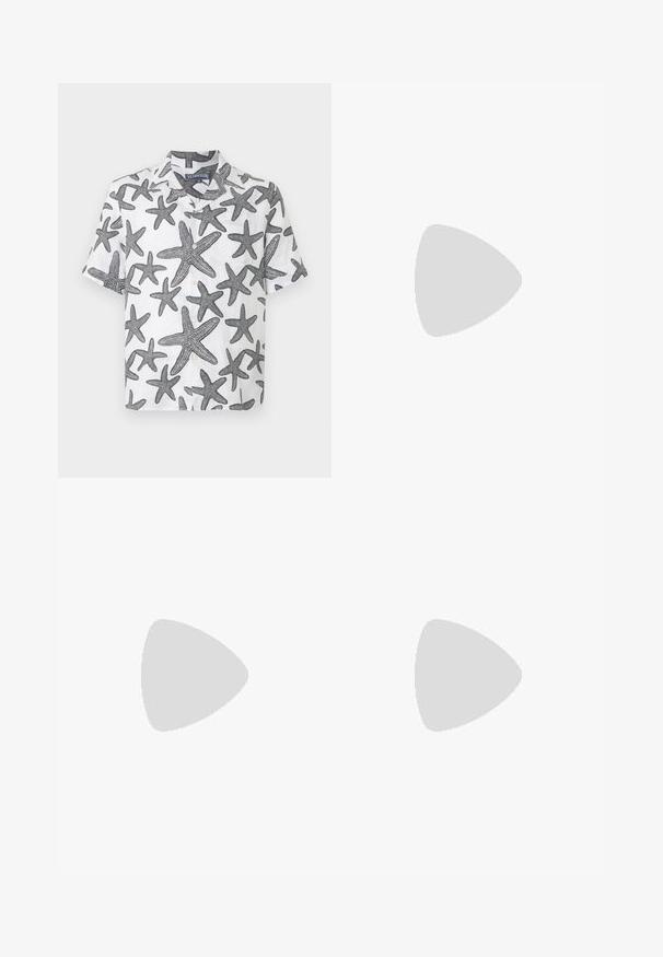 Krátký rukáv košile z bílé látky s černými vzory mořských hvězdic. Zapínání na knoflíky a límec. Lehký len.; Černé bavlněné tričko s krátkým rukávem, na kterém je modrý text "CHRÁNĚTE SVOU ENERGII" a grafický design na horní levé straně.; Tmavě modré džínové kalhoty se střihem rovné nohy, zdobené vzorovaným opaskem s kovovými průvleky a odpovídajícím poutkem na opasek.; Černé kožené polobotky s hladkou texturou, zaoblenou špičkou a zdobným páskem přes nárt. Nízký stohovaný podpatek, minimalistický design.