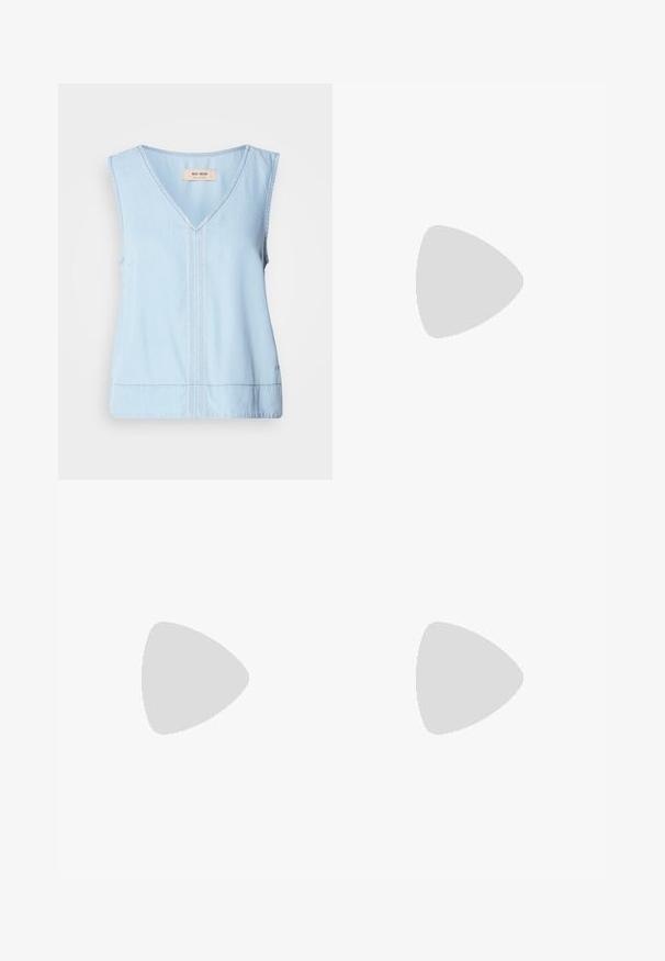 Top senza maniche blu chiaro con scollatura a V, caratterizzato da cuciture decorative lungo il centro e un orlo leggermente curvo.; Pantaloni neri a gamba larga realizzati in tessuto liscio. Presentano pieghe frontali, una vita con passanti per la cintura e una silhouette sartoriale.; Scarpa pump slingback in pelle marrone con punta affusolata e tacco sottile. Presenta una piccola fibbia decorativa sulla cinghia e una finitura lucida.; Orecchini in metallo argento con un design ondulato e scultoreo, caratterizzati da una finitura lucida e forme irregolari, che evidenziano un'estetica contemporanea.