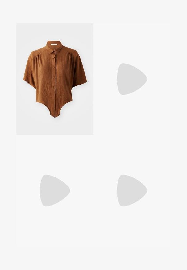 Braunes kurzärmliges Hemd mit Knopfverschluss aus strukturiertem Stoff, abgerundetem Saum und klassischem Kragen. Verfügt über vier Knöpfe mit dunklen Akzenten.; Helle blaue Denim-Jeans mit hoher Taille, weitem Beinschnitt, zwei seitlichen Taschen und gefaltetem Design. Weiche Textur mit einem ausgebleichten Finish.; Schwarze Leder-Slingback-Pumps mit spitzem Schuhblatt, ausgestattet mit einem schlanken Absatz und einem goldfarbigen Akzent am verstellbaren Riemen. Glatte Textur.; Schwarze Ledertasche mit strukturiertem Finish, ausgestattet mit zwei oberen Griffen, einem abnehmbaren Schultergurt und einem silbernen Verschlussdetail.
