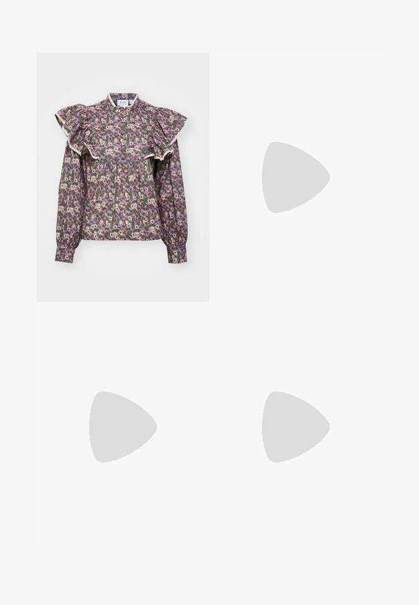 Blomstrete blouse med utstående ermer, høy hals, med en grønn bakgrunn og små krem, rosa og lilla blomster; blonderdetaljer.; Lys blå denimshorts med fem lommer, glidelås og knappefeste. Bunnkanten er slitt med et avslappet passformdesign.; Blå, blank knæ-høje støvler med rund tå, sidelukning og vertikale sømdetaljer. Har en tyk, sort platformssåle med gule syninger.; Svart lær toteveske med to lange håndtak, en glatt tekstur og en strukturert form. Har en frontlomme for ekstra oppbevaring.