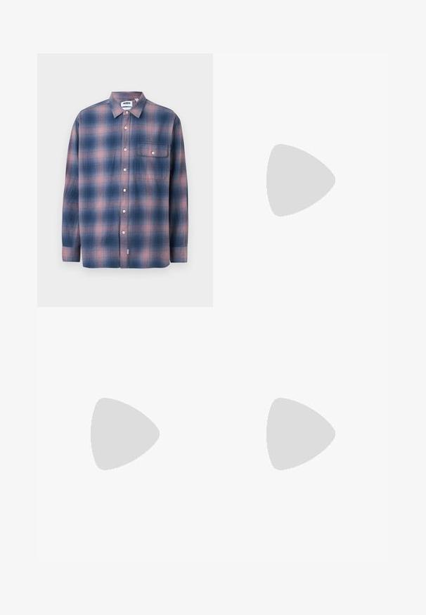 Langærmet ternet skjorte i blå og pink, lavet af blødt stof. Har krave med knapper, forlommer og hvide knapper.; Beige bomuldsdenim jeans med lige ben, fem lommer, bæltestropper og en lynlåsgylpter. Let falmede tekstur og kontraststing.; Grå flip-flop med en struktureret sål og et robust, mønstret gummibånd. Har en lav profil og en farverig accent langs kanten.; Sorte solbriller med rektangulære rammer, gråt tonede linser og en broudskæring design. Slankt, glat plastmateriale med smalle stænger.