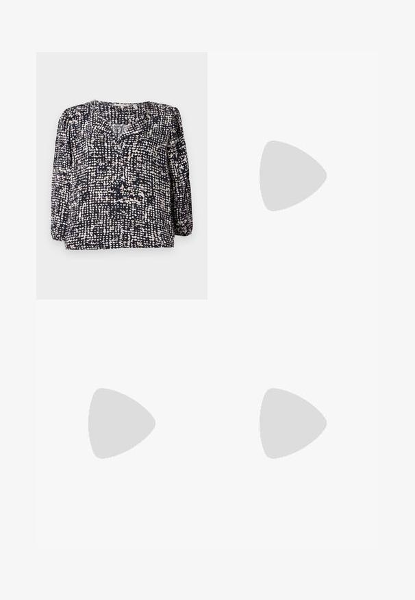Marineblouse met een gemêleerd, stippenpatroon in crème en beige, met een V-hals en lange, opgezette mouwen. Gemaakt van lichtgewicht stof.; Een knielange rok van lichte stof met een abstract patroon in beige, bruin en groen. Heeft een aansluitende tailleband en een vloeiende vorm.; Roze suède hoge hak sandaal met blokhak, open teen en enkelband met een gouden gespsluiting. Vlakke voorkant band.; Bruine faux leren schoudertas met een gebogen vorm, minimale stiksels en een gouden hardware-accent. Voorzien van een bovenste ritsluiting en een verstelbare schouderband.