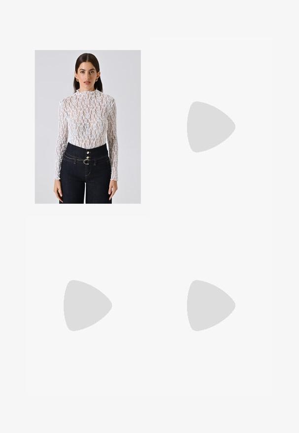Weißes Spitzenshirt mit langen Ärmeln und hohem Kragen, das mit floralen Mustern und filigraner Textur verziert ist, kombiniert mit hochgeschnittenen dunklen Jeans.; Weiße, gestufte Rock aus leichtem Stoff, mit einem dehnbaren Bund, Rüschenschichten und einem fließenden Design, das bis zur Mitte der Wade reicht.; Fransen-Stiefelette aus taupefarbenem Wildleder mit drei Lagen Fransen. Spitz zulaufende Zehenpartie und ein niedriger Blockabsatz. Durchgehend glatte Oberfläche.; Runde Sonnenbrillen mit dunklen Gläsern, dünnem goldfarbenem Metallrahmen, Kunststoff-Tempelenden und verstellbaren Nasenpads. Minimalistisches Design mit klassischem Look.; Gewebte beige Handtasche mit einem strukturierten Design, ausgestattet mit einem gerafften Satin-Innenfutter und fransenähnlichen Details, abgerundet mit zwei geflochtenen Griffen.