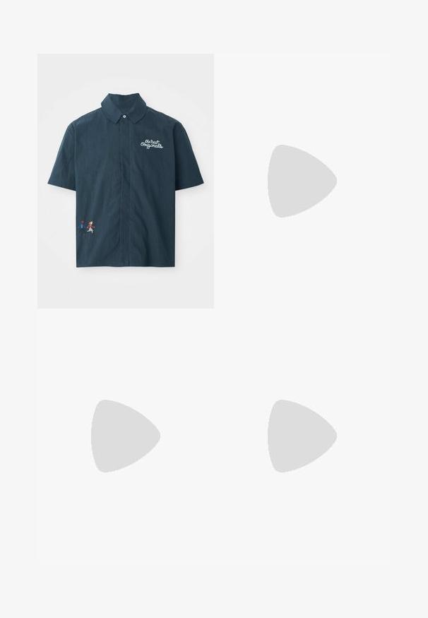 Kortermet mørkeblå skjorte laget av bomull med knapper under kragen. Har hvit brodertekst og et fargerikt pikselert par-design.; Kamo-mønstrede shorts i grønne og brune nuancer, lavet af et let materiale, med sidelommer og justerbare snore i kanten.; Beige sneakers med oransje detaljer, kanvas overdel, teksturert detaljering ved hælen, og en synlig luftenhet i sålen.; Sorte solbriller med en blank overflade, rektangulært stel, mørke linser og guld logo accenter på stængerne. To guldprikker på hvert forhjørne.
