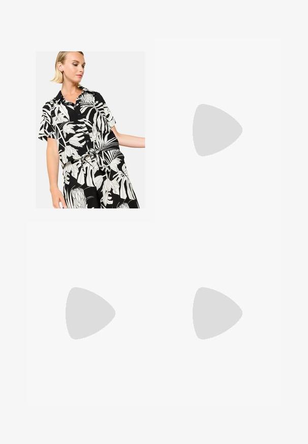 LolaLiza WITH TROPICAL PRINT - Overhemdblouse - black; Zwarte leren broeken met een gladde textuur, voorzien van een rechte pasvorm, twee voorzakken en zichtbare naaddetail.; Zwarte gepolijste leren enkellaars met een spitse neus en een blokhak van gemiddelde hoogte. Glad textuur en minimalistisch ontwerp.; Zwarte handtas met gestructureerde vorm, gladde textuur en een metalen sluiting. Gecombineerd met brede zwarte broeken en sandalen met open teen op een houten vloer.