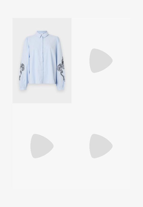 Camisa azul clara, com botões, de mangas longas e bufantes, apresentando padrões florais pretos bordados nas mangas exteriores. Material de algodão suave.; Calças largas em tecido azul-marinho escuro com uma textura ribada. Apresenta uma cintura suave e uma silhueta fluida, atingindo o comprimento até metade da panturrilha.; Sapato de salto em couro patente castanho com bico quadrado, padrão textura crocodilo, tiras no tornozelo com fivela dourada e salto grosso.; Bolsa transversal de couro castanho com um formato curvado, ferragens douradas e um detalhe de fivela. Inclui uma alça de ombro destacável.