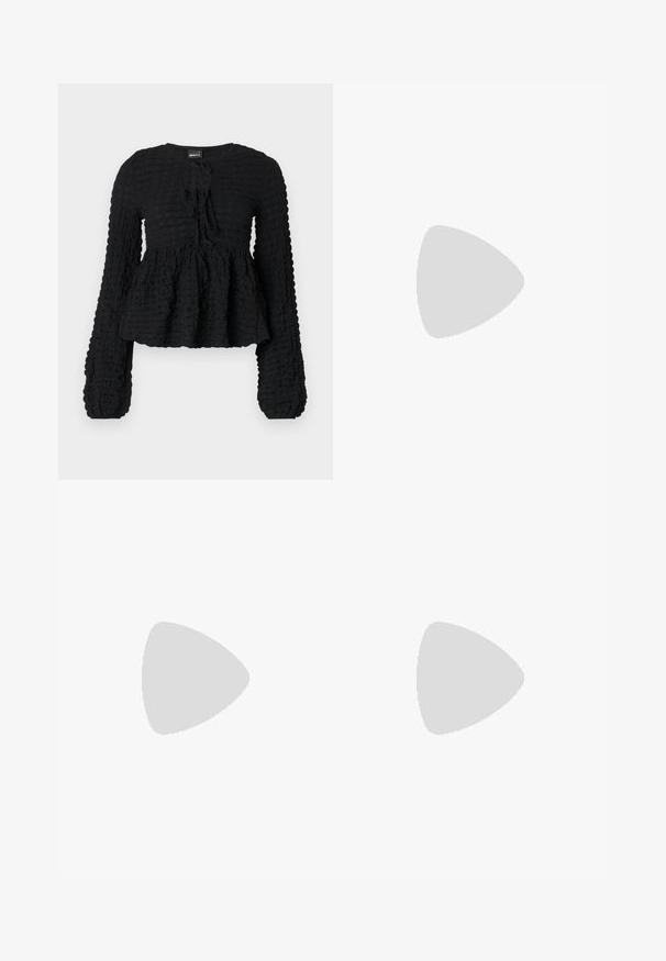 Črn teksturiran dolg rokav vrh s gathered peplum pasom, okroglo izrezom in sprednjim detajlom z vezanjem. Ima guban vzorec tkanine.; Črna prozorna krila z nabranim pasom, ki ima dva velika sprednja žepa, pas za zavezovanje in okroglo kovinsko dekoracijo.; Črne usnjene kavbojske čevlje s koničastimi prsti, klinastimi petami in srebrnimi vezeninami cvetnega vzorca po vsej dolžini. Kontrastno šivanje povsod.; Črna usnjena torbica s ukrivljenim dizajnom, ki vsebuje srebrne žebljičke, zaponko in dve stranski žepki. Nastavljiv trak za različne možnosti nošenja.