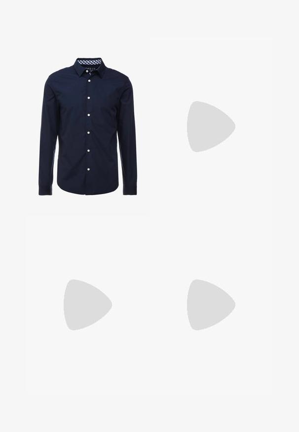 Camisa de manga larga azul marino con cuello abotonado, interior del cuello a rayas en contraste y botones blancos en el frente. Textura suave.; Pantalones de pierna ancha negros con frente plisado, bolsillos laterales y una textura de tela suave. Diseñados para un ajuste relajado.; Zapato de cuero negro con punta redonda, diseño con cordones y suela de goma gruesa. Presenta una lengüeta en el talón y acentos texturizados.; Bolso tote de cuero negro con dos asas largas, textura suave, forma rectangular, diseño minimalista y logo en relieve en la parte frontal.; Reloj de pulsera de metal plateado con caja cuadrada, esfera blanca, números romanos y pulsera de eslabones plateada. Cuenta con un diseño resistente al agua.