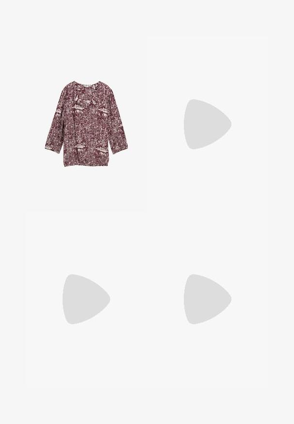 Blouse bordeaux avec un motif texturé en tons crème, dotée d'un col rond et de manches trois-quarts. Idéale pour un look décontracté.; Pantalon noir avec une coupe droite, doté de poches avant et d'éclairs sur l'ourlet. Fabriqué en tissu doux et lisse. Convient à diverses occasions.; Bottines en cuir verni noir avec un bout pointu et un talon block de hauteur moyenne. Texture lisse et design minimaliste.; Sac bandoulière en cuir marron avec une forme incurvée, quincaillerie dorée et un accent en boucle. Comprend une bandoulière détachable.
