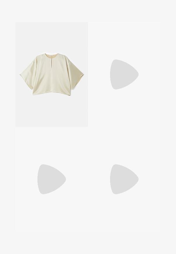 Beige, oversized Bluse mit einem runden Ausschnitt, kurzen, weiten Ärmeln und einem zentralen Schlitz vorne. Glattes, leicht glänzendes Material mit lockerer Passform.; Beige weite Jeans aus Denim, mit hoher Taille, Knopfverschluss, Gürtelschlaufen und Seitentaschen. Glatte Textur und bequemer Schnitt.; Helle Leder-Slingback-Pumps mit einer metallisch goldenen Kappenzehe, ausgestattet mit einem Blockabsatz und einem schmalen verstellbaren Riemen. Glatte Textur mit minimaler Detailierung.; Goldene Creolen mit einem kleinen dekorativen Edelsteinakzent. Getragen von einem Modell mit glattem Haar, kombiniert mit einem weißen Hemd mit Kragen.