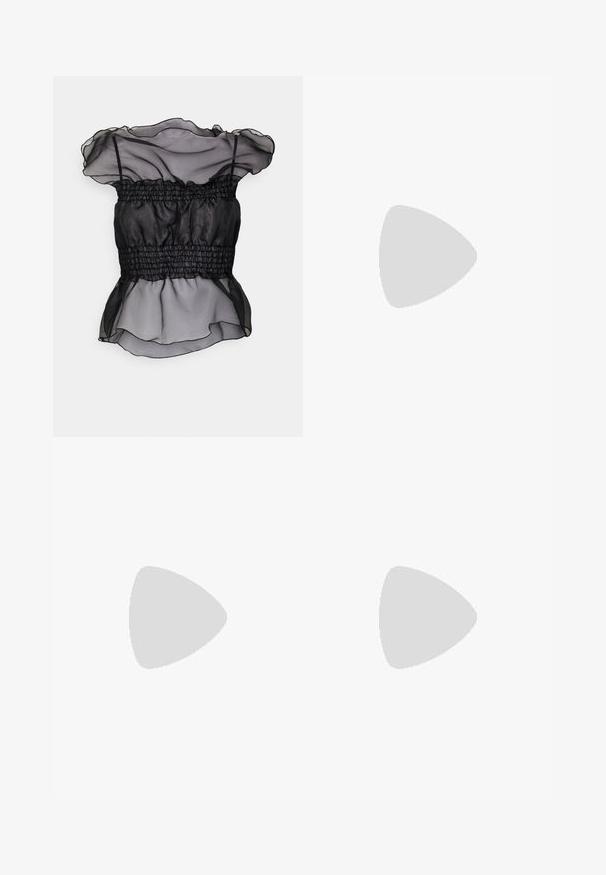 AVAVAV DRIPPY - Bluse - coal; Schwarz-weißer, gemusterter Minirock mit abstrakten Designs, einem gewellten Saum und einer glatten Stoffoberfläche mit dezentem Glanz.; Schwarze Leder-Slingback-Schuhe mit spitzer Zehenform, featuring einem silbernen Logo-Akzent und einem kleinen Absatz. Glatte Textur und minimalistisches Design.; Diesel FOLD - Umhängetasche - black