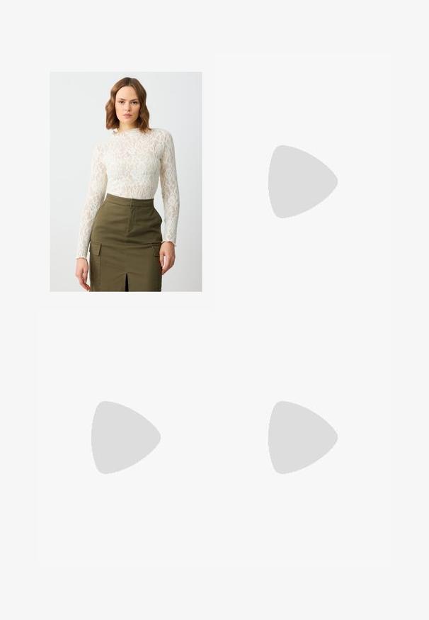 Kanten lange mouwen top in off-white met bloemenpatroon, gecombineerd met een hoog in de taille vallende olijfgroene rok met een voorknof en zijzakken.; Bruine wijde broek gemaakt van een gladde stof, met een hoge taille, voorplooien en twee zijzakken.; Bruine leren slingback hakken met een spitse neus, uitsnijding bij de bovenkant en een elegante stilettohak. Glad oppervlak.; Bruine leren handtas met een conische vorm, stevige handvatten en contrasterende witte stiksels. Heeft een afneembare schouderband voor veelzijdigheid.