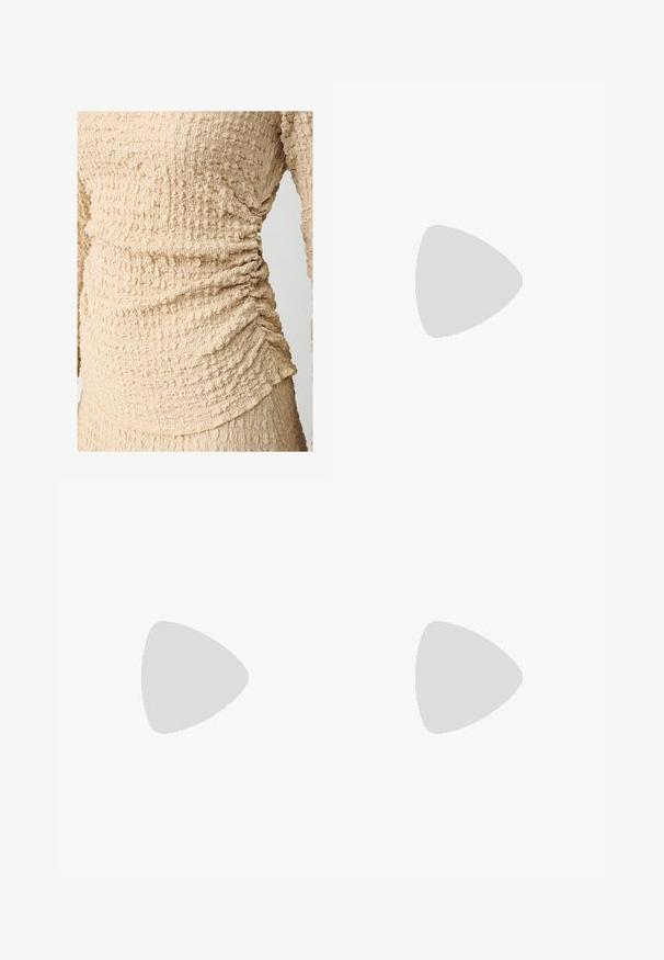 Beige strukturierte Bluse mit Raffungen an den Seiten, hergestellt aus einem leichten Stoff mit einer zerknitterten Oberfläche.; Cremefarbene, ausgestellte Skater-Rock, gefertigt aus weichem Stoff. Verfügt über eine glatte Textur und ein gerafftes Design am Saum, das eine subtile Bewegungen erzeugt.; Maxirock in Dunkelbraun, aus strukturiertem Stoff mit elastischem Bund. Weite, fließende Silhouette ohne sichtbare Muster oder Akzente.; Rote Wildleder Ballerinas mit spitzem Zeh, niedrigem Blockabsatz und elastischem Besatz am Schaft für eine enge Passform.; Schildkrötenschildpatt-Sonnenbrille mit übergroßen rechteckigen Rahmen, Verlaufsgläsern und goldfarbener Logoakzentuierung am Bügel. Glattes Kunststoffmaterial.; Weiße gewebte Handtasche mit einem abgerundeten Griff, ausgestattet mit einem Reißverschluss und einer gepolsterten Textur. Glatte Oberfläche und geometrisches Muster.