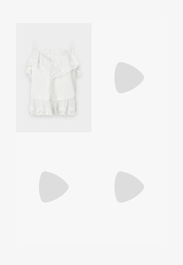 Biely top bez rukávov s odhalenými ramenami, lemovaný čipkou pozdĺž výstrihu, rukávov a spodného lemu, s nastaviteľnými tenkými ramienkami.; Modré denimové zvonové džínsy so stredne vysokým pásom, dvoma prednými vreckami a prešitým pásom. Mäkka textúra a tradičný dizajn s piatimi vreckami.; Čierne ploché topánky s malou mašľou na špičke, v kombinácii s tmavohnedými rebrovanými pančuchami. Topánky majú hladký povrch a nízky profil.; Biely obdĺžnikový kabelka z lesklého materiálu s strieborným reťazovým popruhom. Model predvádza kabelku na jednotnom pozadí.