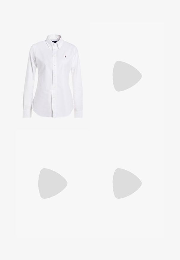 Polo Ralph Lauren HARPER CUSTOM FIT - Bluzka; Spodnie z szerokimi nogawkami w kremowej tkaninie o gładkiej fakturze, z pojedynczym guzikiem z przodu, subtelnymi plisami i wysokim stanem.; Czarnych skórzanych kozaków do kolan cechuje gładki przód, teksturowane wzory z tyłu oraz złoty akcent przy kostce z okrągłym detalem hardware.; Brązowa skórzana torba na ramię o luźnym fasonie, ze złotymi elementami i kontrastującym białym przeszyciem, trzymana przez osobę ubraną w dżins.