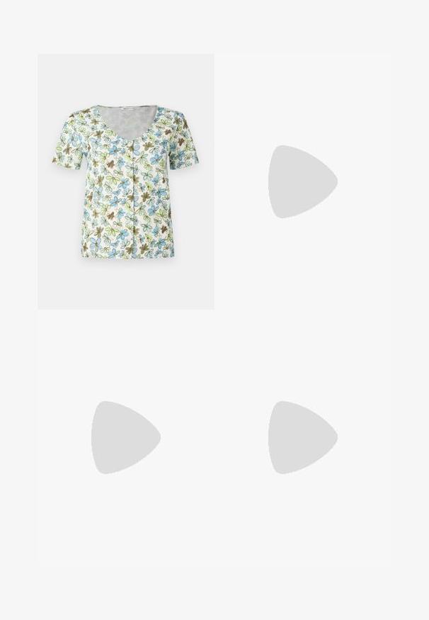 Top a maniche corte floreale con scollo a V, chiusura con bottoni e uno sfondo bianco decorato con motivi di fiori blu, verdi e marroni.; Pantaloni larghi in denim azzurro chiaro con vita con cintura, due tasche anteriori e una texture semplice. Presentano un design minimalista e linee pulite.; Pump in pelle nera con punta affusolata e tacco basso a blocco. Presenta una cinghia alla caviglia con una fibbia in tonalità oro. Texture liscia.; Borsa in suede blu navy con un design morbido, ampiosi manici e dettagli di cucitura visibili sul corpo.