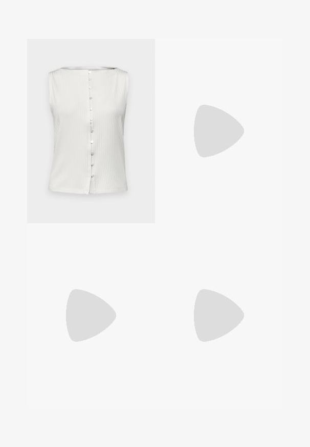 Haut sans manches blanc avec une texture côtelée et un col rond. Doté de sept boutons assortis à l'avant et de fentes sur les côtés à l'ourlet.; Jeans à jambes larges en denim bleu foncé. Comprend cinq poches, des passants de ceinture et un ourlet brut en bas avec des détails de couture visibles.; Escarpin noir en cuir à bout pointu avec une bride de cheville et un talon épais. Texture lisse, design élégant et esthétique minimaliste.; Sac fourre-tout en cuir noir avec deux longues poignées, une texture lisse et une forme structurée. Dispose d'une poche avant pour un rangement supplémentaire.