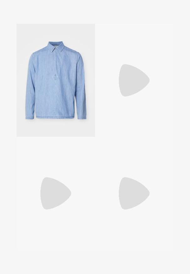 Paul Smith CASUAL FIT SHIRT - Camisa - light blue; Filippa K Camiseta básica - light grey melange; Armani Exchange Vaqueros slim fit - white; Zapatilla blanca con acentos de ante, puntera redondeada, cordones planos y suela de goma color crema. Presenta un logo verde en el talón.