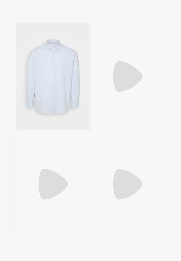 Világoskék, hosszú ujjú, gombos ing, puha anyagból készült, klasszikus gallérral és egyenes szabással, elöl gombokkal.; Krémszínű pamut póló rövid ujjakkal, kerek nyakkivágással, melyet tengerészkék és fehér csíkok díszítenek. Sima textúrájú, laza szabású.; Fekete farmernadrág egyenes szabással, klasszikus öt zsebes kialakítással és gombos derékkal. Simább textúra és tartós anyag.; Beige sportcipők, texturált velúr elülső résszel, sima bőr oldalakkal és barna gumitalppal. Fűzők és világos varrási részletek is megtalálhatók.