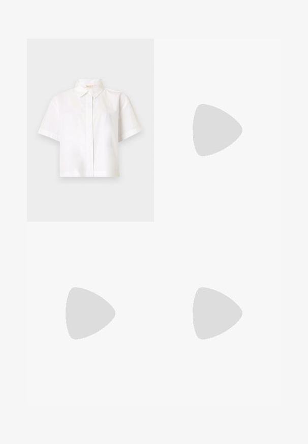 Balta trumpa rankovėmis marškiniai su sagomis, pagaminti iš sklandžios, lengvos medžiagos; turi klasikinį apykaklę ir tiesų kirpimą, be papildomų raštų.; Mėlyni džinsai su aukštu liemeniu ir plačiu kirpimu. Turintys klasikinius penkių kišenių dizainą ir metalinį mygtuko apdailą.; Balti sneakeriai su lygia sintetine viršutine dalimi, perforuota pirštų zona, plokščiomis raištelėmis ir tekstūruotu padu, padėti ant medinės paviršiaus.; Sidabrinė lankinė auskarai su poliruotu paviršiumi, turintys mažus auksinius akcentus ir apvalią formą, dėvimi ant ausies kaušelio.