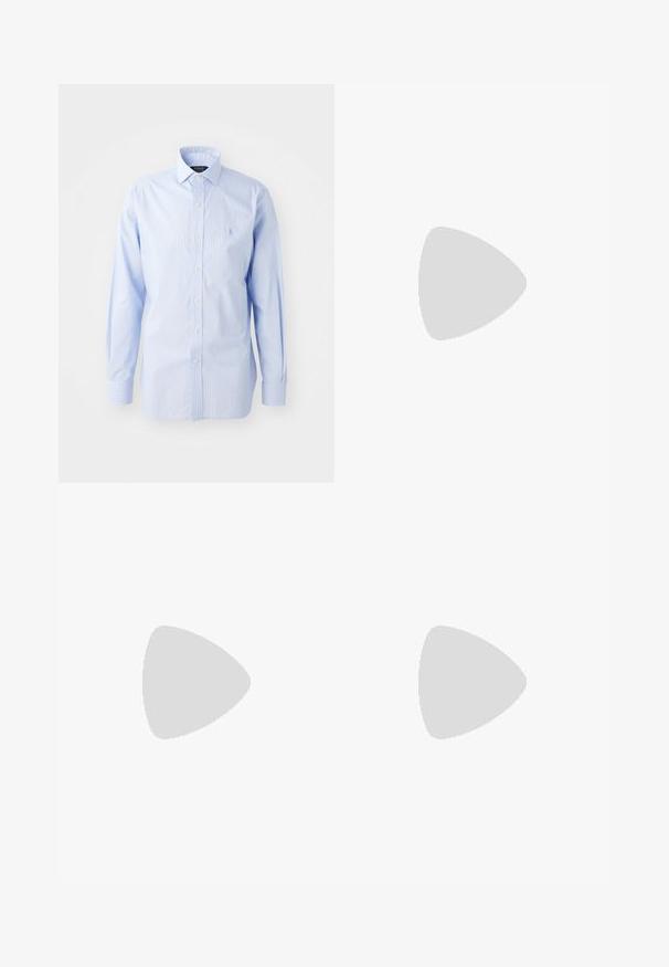 Lichtblauw gestreept overhemd met knopen, voorzien van een klassieke kraag, lange mouwen en een klein logo op de linkerborst.; Witte katoenen T-shirt met korte mouwen, ronde hals en subtiele Levi's logo gedrukt in het midden. Zachte textuur en standaard pasvorm.; Donkerblauwe denim jeans met een rechte snit, vijf zakken, contrasterende oranje stiksels en een knoopsluiting. Geen zichtbare patronen of versieringen.; Zwart leren dresschoen met een ronde neus, vetersluiting en een lage gestapelde hak. Gladde textuur met minimale stiksels.