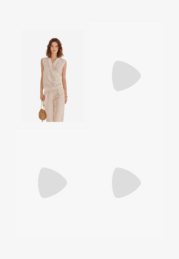 Top senza maniche in lino beige con design drappeggiato, abbinato a pantaloni a gamba larga coordinati. La modella tiene in mano una piccola borsa intrecciata.; Shorts in denim blu chiaro, caratterizzati da un classico design a cinque tasche, chiusura con zip e leggero effetto sbiadito. Taglio dritto con bordi rifiniti.; Infradito in gomma nera con cinturino testurizzato e suola piatta semplice, mostrati di lato su uno sfondo chiaro e uniforme.; Occhiali da sole rotondi con tonalità marrone, montatura lucida color bordeaux. Aste sottili con un sottile dettaglio del marchio. Design delle lenti piatte.