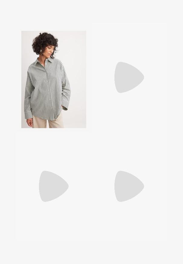 Svītraina pogkrekla zaļā un baltā krāsā. Mīksta auduma, brīvas formas, garas piedurknes ar salocītām aprocēm un norādīta apkakle.; Jūras spēku šorti vieglā audumā ar plisēm, pogu aizdari un sānu kabatām. Taisns griezums ar gludu tekstūru.; Miķeļzaļš džemperis, džinsu šorti un olīvu zaļi slip-on apavi. Sēž uz gaišas krāsas kumodes pret teksturētu pelēku sienu.; Caurspīdīgas olīvu zaļas saulesbrilles ar noapaļotu rāmi, gradienta pelēkiem stikliem un elegantiem, gludiem kātiem. Rāmī ir ievērojamas akcentu detaļas.