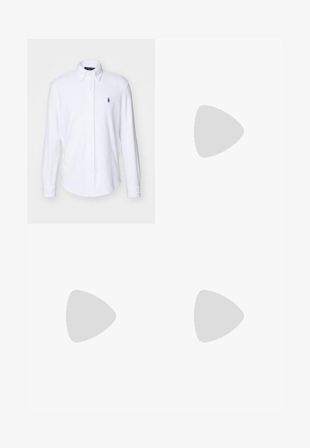 Vit långärmad skjorta med knappar, tillverkad av mjukt tyg, med en klassisk krage och en liten marinblå logotyp på bröstet.; Vit piké skjorta i bomull, med en knappslå med två knappar, korta ärmar och en diskret logotyp på vänster bröst. Slät textur.; Vita bomullbyxor med elastisk midja, sidofickor, knäppning med knapp och en slät, strukturerad yta, med en rak bendesign.; Marina sneakers med en kombination av mocka och tyg, vita snören, en gummisula och en liten logotyp på sidan.