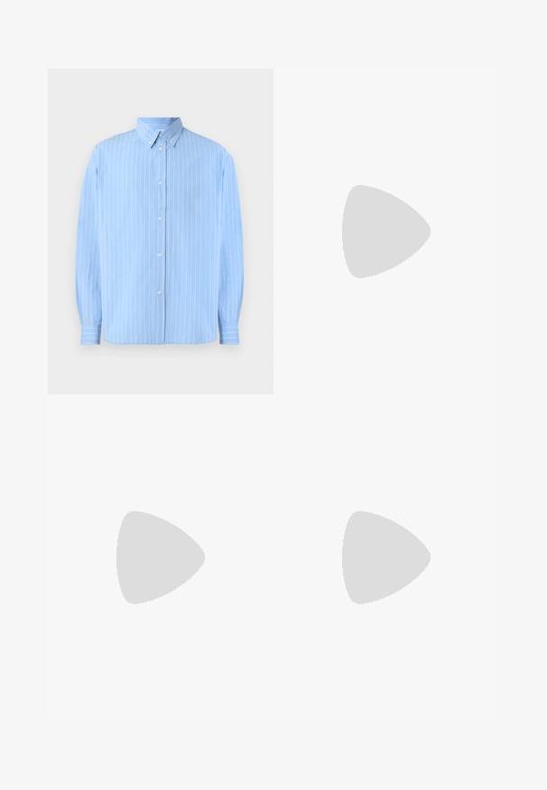 Chemise boutonnée bleu clair en tissu lisse, avec des rayures blanches verticales, un col pointed et des manches longues avec des poignets boutonnés.; Pantalons en denim noir à jambes larges avec une taille haute, un design à cinq poches et des coutures discrètes. Le tissu a une finition lisse et légèrement texturée.; Baskets en daim jaunes avec des rayures blanches, bout rond, semelle plate en caoutchouc et un design texturé. Présente un logo sur le talon et la languette.; Montre en acier inoxydable argenté avec un boîtier carré, un cadran blanc, un affichage analogique et numérique, et un bracelet en maillons métalliques. Conception étanche.