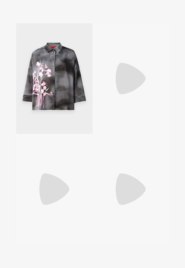 Satijnen blouse in grijs met een roze bloemenpatroon, voorzien van een knoopsluiting aan de voorkant, kraag en driekwart mouwen. Soepele textuur en ontspannen pasvorm.; Zwarte op maat gemaakte broek met een rechte pijp, twee voorzakken, een knoopsluiting en plooien aan de voorkant. Glad textuur van de stof.; Zwart patent slingback hak met een spitse neus, voorzien van een gestructureerde slangenprint, verstelbare band en een korte, gestructureerde blokhak.; Zwarte leren handtas met een zilveren kettingband, voorzien van decoratieve vleugelaccenten en witte stiksels langs de onderste naad.