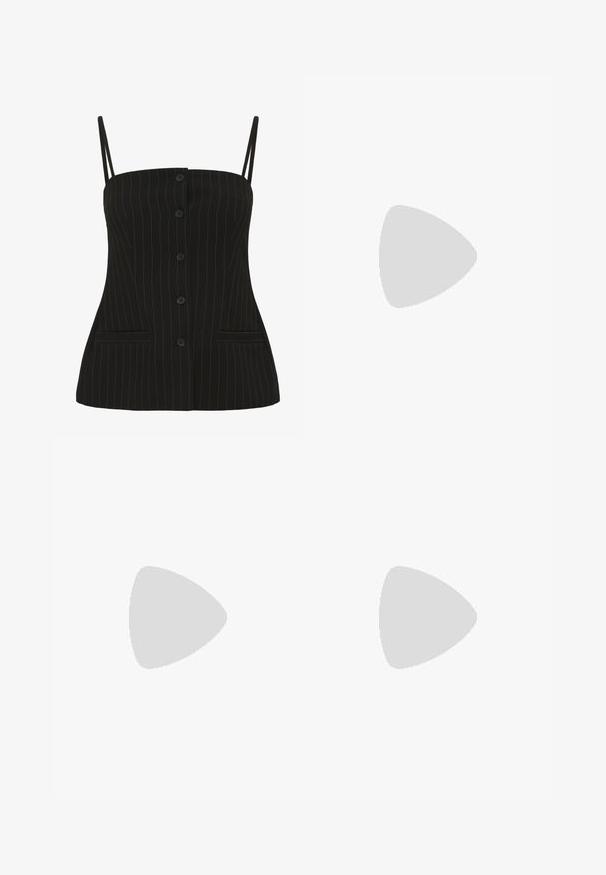 Črn top z črtastim vzorcem in tankimi naramnicami, z gumbom spredaj in dvema stranskima žepoma, izdelan iz gladkega materiala.; Svijetloplave široke traperice s visokim strukom, koje imaju pet džepova, vidljive šavove i podvrnute rubove kod manžeta.; Črne usnjene balerinke z zaobljenim nosom in nizko peto, zasnovane za vsakodnevno ali formalno nošenje.; Bežna usnjena torba z prostornim in strukturiranim dizajnom. Ima dve dolgi ročaji in subtilne šive; brez vidne opreme.