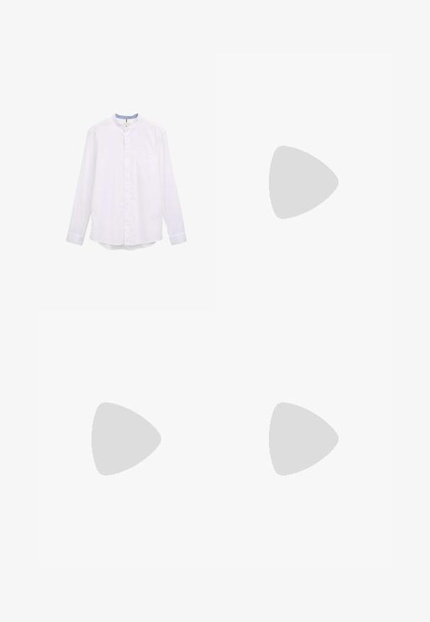 Camicia bianca a maniche lunghe con colletto alla coreana, pattina con bottoni e una tasca sul petto. Presenta un colletto interno azzurro chiaro a contrasto.; Pantaloni grigi con una texture liscia, caratterizzati da chiusura con bottone, vita elastica e due tasche laterali. Design sartoriale con pince.; Mocassini in pelle nera con punta arrotondata, dettagli cuciti lungo i bordi e tacco basso a blocco. Texture liscia e design minimalista.; Occhiali da sole in plastica nera con lenti verdi, montatura quadrata, dettaglio argento sulla parte superiore e steli con texture. Marchio indicato sulla parte interna dello stelo.