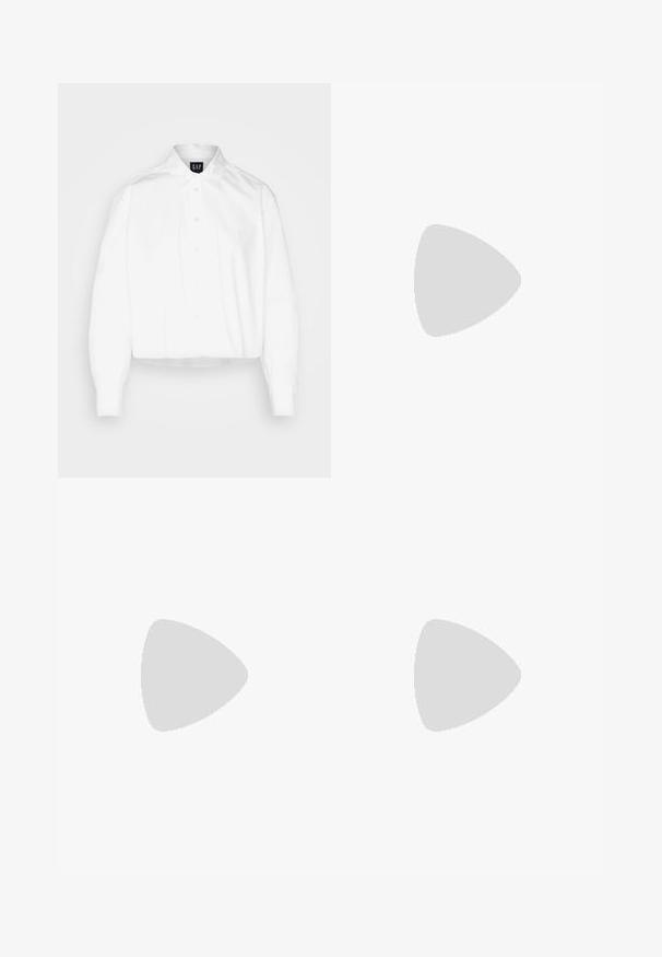 GAP Overhemdblouse - optic white; Zwarte wijdvallende broek van denim, met een gestructureerde tailleband, riemlussen en voorzakken. Glad van textuur met een klassiek ontwerp.; Zwarte leren platform schoenen met een stevige blokhak, ronde neus en een traditionele vetersluiting. Kenmerkt zich door een gladde textuur en minimale details.; Zwarte leren handtas met een gladde textuur, rechthoekige vorm en twee lange handvaten. Geen zichtbare hardware of versieringen.