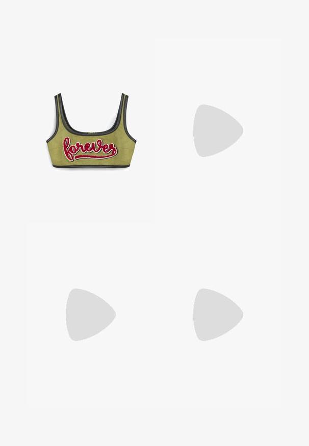 Oliwkowy zamszowy crop top z czarnymi wykończeniami i czerwonym haftem z napisem "na zawsze" w kursywie, z dopasowanym dekoltem w serek.; Brązowy top na ramiączkach z głębokim dekoltem w literę V i marszczonym materiałem w okolicy biustu, w połączeniu z luźnymi, jasnoszarymi spodniami cargo z regulowanymi sznurkami w pasie.; Kwiatowe szorty w lamparcie cętki z warstwowymi falbanami, posiadające czerwony koronkowy pasek w talii i małą kokardkę z przodu.; Brązowy skórzany kowbojski but z ostro zakończonym czubkiem, klinowym obcasem oraz dekoracyjną haftą. Posiada długą cholewkę i pętelkę do zakupu.; Okulary przeciwsłoneczne w kształcie kocich oczu z czarno-pomarańczową oprawą w deseń żółwia, brązowymi soczewkami i eleganckimi, spiczastymi końcówkami. Posiadają minimalistyczne logo na zauszniku.; Szary skrócony sweter, ciemne spodnie i metaliczne srebrne baleriny. Trzyma ciemnobrązową torbę o teksturze z srebrną klamrą. Prosty design i miękkie materiały.