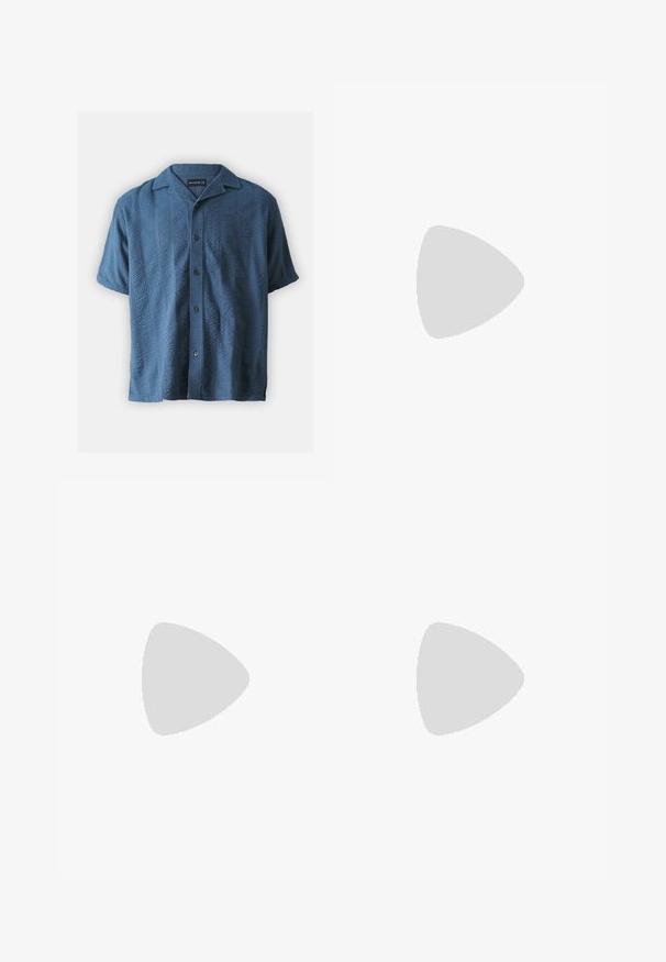 Abercrombie & Fitch Majica - blue; Tri bijele rebraste majice bez rukava od pamuka. Imaju okrugli izrez i male crne oznake blizu rubova. Dostupne su u više veličina.; Svijetloplave traperice s ravnim nogavicama, sa srednjim strukom, pet džepova i zatvaranjem na dugme i patentni zatvarač.; Bež visoke platnene tenisice s crvenom prugom, bijelim gumenim potplatom i metalnim rupicama, s poznatim logom zvijezde sa strane.