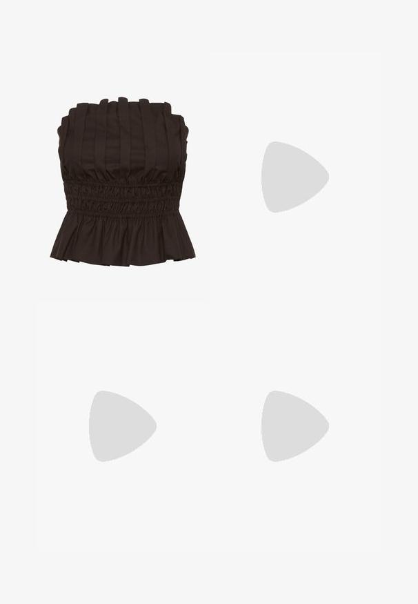 Gestuz PAULINE - Top - dark brown; Smeđe atletske hlače s elastičnim pojasom, dva bočna džepa i malim logotipom na lijevoj strani, napravljene od mekanog materijala.; Crne japanke s teksturiranim potplatima i tankim trakama. Sadrži "NEXT" brendiranje i oznake veličina na ulošku. Jednostavan, ravni dizajn.; Crna tkana torba s dva čvrsta držača, s sjajnom teksturom i prostornim dizajnom bez zatvaranja.