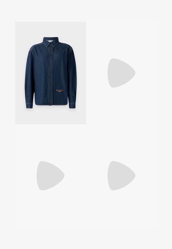 Donkerblauwe denim overhemd met lange mouwen, knoopsluiting en kraag, zichtbare stiksels en klein geborduurd "Marc O'Polo DENIM" logo dichtbij de zoom.; Zwarte flared jeans van denim met een gladde textuur, voorzien van twee achterzakken en een knoopsluiting bij de taille.; Witte leren sneakers met zwarte strepen, crèmekleurige zool en lichtkleurige veters. Draag met witte geribbelde sokken, gepositioneerd op een blauwe achtergrond.; Marineblauwe suède handtas met een slouchy ontwerp, brede schouderbanden en zichtbare stikdetails op het lichaam.