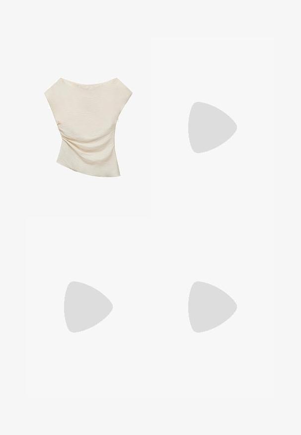Haut crème avec une surface texturée et côtelée, présentant un design asymétrique et des épaules larges drapées.; Pantalons larges noirs à taille haute, avec des détails de boutons à la taille et des plis sur le devant.; Mocassins en cuir noir avec un talon plat, présentant un détail décoratif en métal doré à l'avant et une texture lisse.; Sac fourre-tout en cuir noir avec deux longues poignées, une texture lisse et une forme structurée. Dispose d'une poche avant pour un rangement supplémentaire.