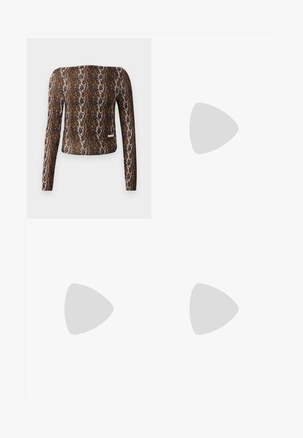 Leopardgemustertes, langärmliges Crop-Top mit glatter Textur, in Braun- und Schwarztönen, und einem subtilen Logoakzent am Saum.; Midirock im Leopardenmuster aus glattem Stoff, mit einem schwarzen Spitzenbesatz, A-Linien-Schnitt und einem figurbetonten Bund.; Schwarze Sandalen mit flacher Sohle, verstellbarer Schnalle, zwei breiten Riemen und glatter Textur, die für Komfort und einfaches Tragen ausgelegt sind.;  Katzenaugen-Sonnenbrille mit einem schwarz-orangenen Schildpattrahmen, braunen Gläsern und schlanken, spitzen Enden. Verfügt über ein minimalistisches Logo am Bügel.