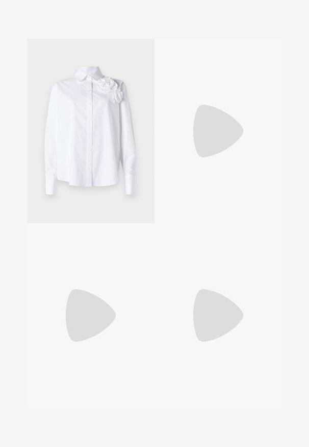 Camisa blanca de botón hecha de algodón. Presenta un collar abierto y tres flores de tela texturizada en el hombro izquierdo. Mangas largas.; Pantalones negros ajustados con un diseño de pierna recta, que presentan una textura suave y pliegues nítidos en el frente. Sin herrajes visibles.; Tacones negros de piel sintética tipo slingback con punta afilada, que cuentan con un tacón delgado y un detalle en tono dorado en la correa ajustable. Textura suave.; Bolso de mano de cuero negro con un diseño estructurado, que presenta una forma recortada, asa superior y acentos en dorado. Correa de hombro ajustable incluida.