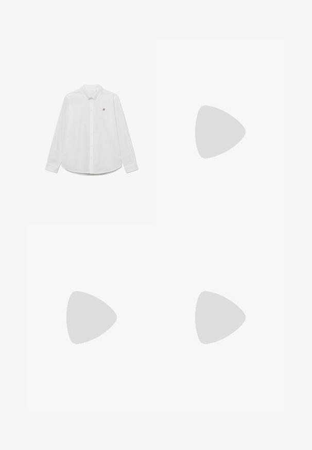 Les Deux OXFORD - Ing - white; Fehér pamut rövid ujjú póló, kerek nyakkivágással és egy finom, világos színű "Levi's" logóval az elején.; Fekete egyenes szárú farmernadrág öt zsebbel, gombos záródással és övhurkokkal, fehér háttéren elhelyezve.; Fekete bőrből készült dresszcipő kerek orral, fűzős kialakítással és alacsony, rétegelt sarkával. Simás felület minimális varrási részletekkel.