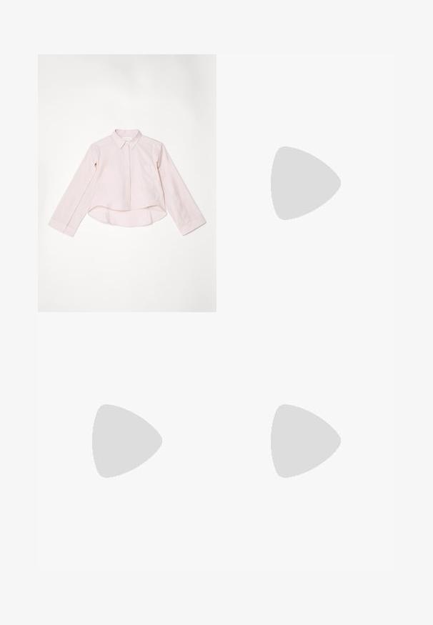 Victoria Beckham BUTTONED SLEEVE CROPPED SHIRT - Paitapusero - rose quartz; Victoria Beckham JULIA  - Slim fit -farkut - pale blue wash; Musta slingback-korkokenkä, jossa on terävä kärki, teksturoitu kangasyläosa, matala kitten-korko ja koristeellinen hihna etuosassa.; Victoria Beckham MINI CHAIN POUCH - Olkalaukku - black
