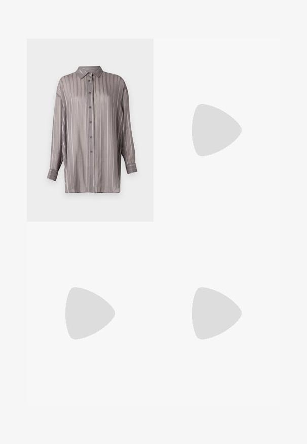 Camicia grigia chiara con righe verticali, maniche lunghe e colletto. Realizzata in un tessuto liscio e leggermente trasparente.; Abito a righe in verde chiaro e bianco, con scollo rotondo, maniche a palloncino corte e chiusura con bottoni sul retro.; Sandalo in pelle nera con cinturini sottili, tacco basso a blocco e punta quadrata. Presenta una chiusura con fibbia e una superficie liscia.; Borsa blu intrecciata con superficie texturizzata, forma rettangolare, manico corto e un grande dettaglio di chiusura rotonda sul davanti.