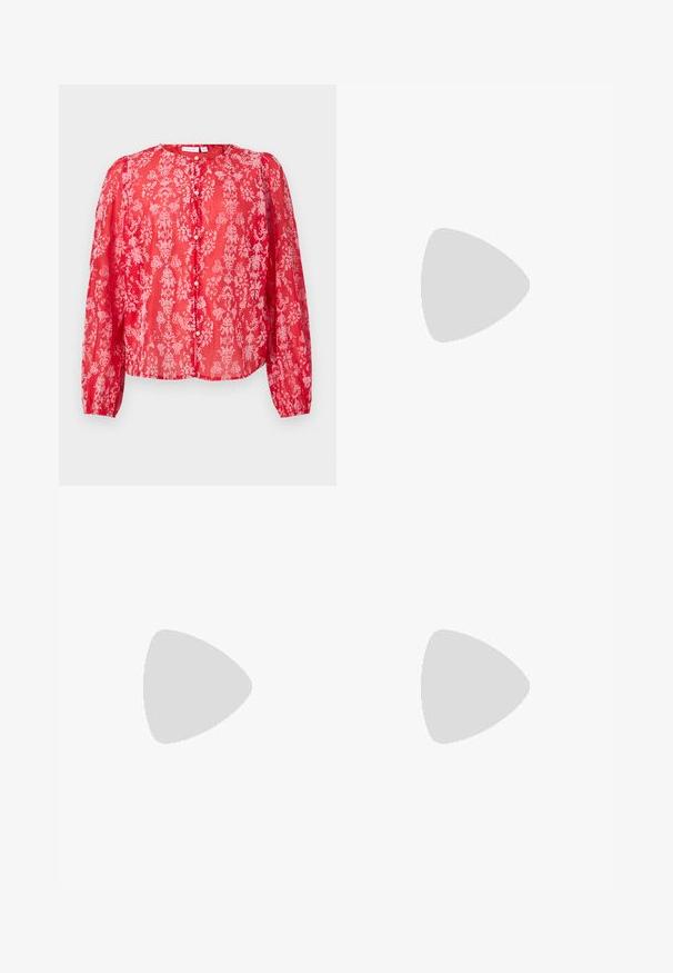 Κόκκινη floral μπλούζα από διαφανές ύφασμα με μακριά μανίκια, στρογγυλή λαιμόκοψη και κλείσιμο με κουμπί; διαθέτει ροζ λουλουδάτα σχέδια σε όλη την επιφάνεια.; Μαύρο παντελόνι φάρδιας γραμμής από μαλακό ύφασμα, με κλασική ζώνη στη μέση που κλείνει με κουμπί και μπροστινές πιέτες.; Μαύρο δερμάτινο ψηλοτάκουνο παπούτσι με οξύ μυτερό τόξο, λουράκι στον αστράγαλο και χοντρό τακούνι. Λείος υφασματισμός, κομψός σχεδιασμός και μινιμαλιστική αισθητική.; Μαύρη δερμάτινη τσάντα tote με λείο υφή, ορθογώνιο σχήμα και δύο μακριές λαβές. Χωρίς ορατό υλικό ή διακοσμητικά στοιχεία.