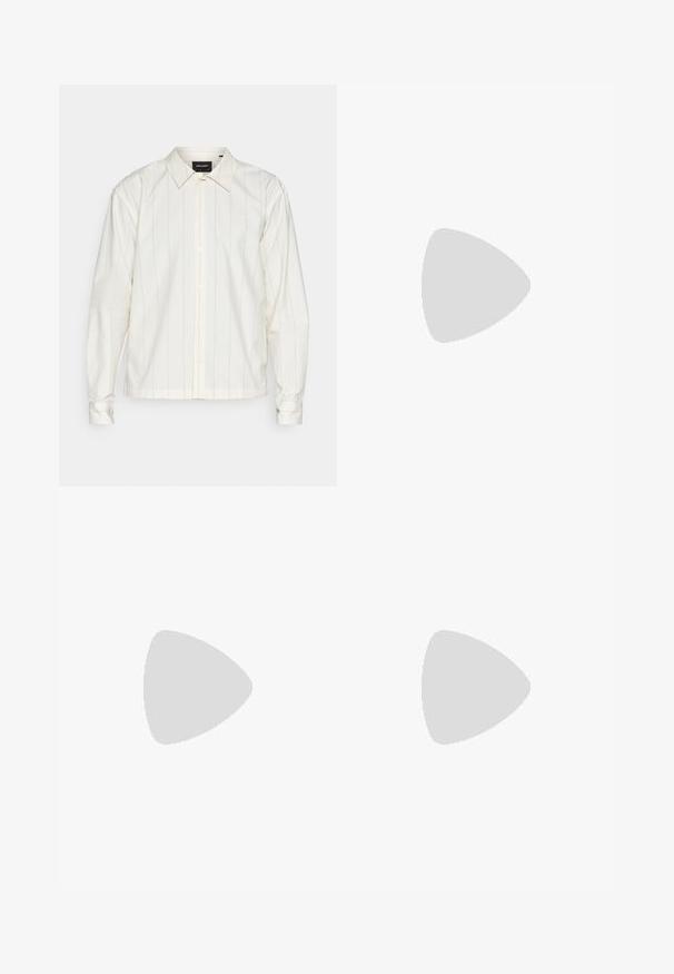 Camicia bianca a maniche lunghe con bottoni, caratterizzata da sottili righe verticali, un colletto classico e un logo ricamato sul petto. Tessuto a trama liscia.; Pantaloni larghi marroni con pieghe. Realizzati in un tessuto liscio, presentano una vita sagomata e tasche laterali. Orlo piatto in fondo.; Mocassini in pelle marrone con accentuazione in tela taupe, dettaglio cucito e suola in gomma testurizzata progettata per comfort e durata.; Occhiali da sole Ray-Ban con lenti verdi, montatura in plastica nera e dettagli dorati ai bordi. Forma quadrata con finitura opaca.