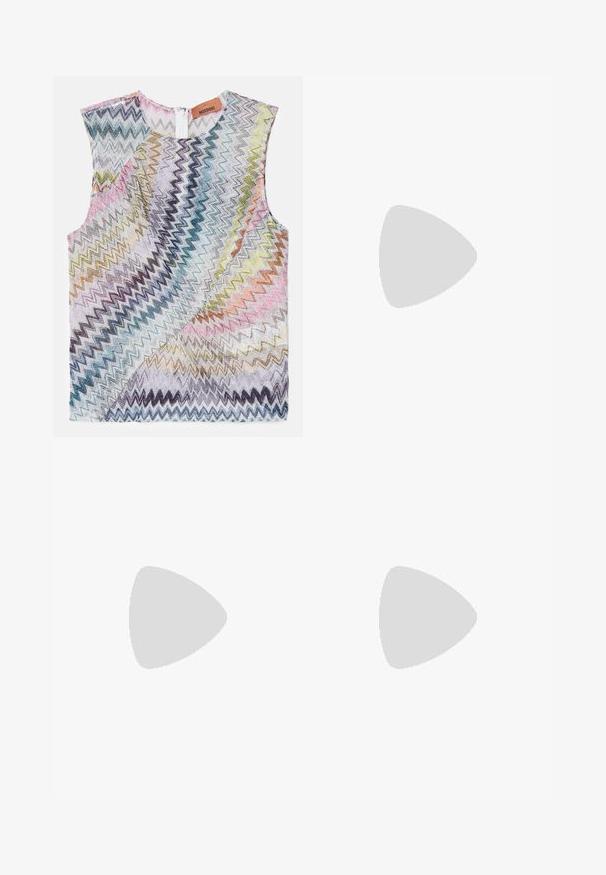 Missoni Top - multicolor/silver; Multifarvede, glitrende bukser med wide-leg pasform og lodrette striber i nuancer af sort, rød, grøn, blå og guld. Elastisk talje.; Sorte hælede sandaler med ankelstrop. Har en tekstureret, multicolor stofrem over tæerne. Glat læderfinish.; Sort håndtaske med en bøjelig form, prydet med et flerfarvet chevronmønster og metallisk tråd. Den har en læderrem og guld detaljer.