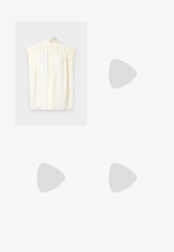 Blusa senza maniche color crema con collo alto, chiusura a bottoni e dettagli arricciati sulle spalle. Tessuto dalla texture liscia.; Jeans in denim blu a gamba larga con vita alta, caratterizzati da un classico stile a cinque tasche e chiusura con bottone, realizzati in tessuto di cotone testurizzato.; Sandalo beige con tacco alto e texture intrecciata, dotato di un fiore decorativo e di una cinghia alla caviglia. Il tacco quadrato offre stabilità.; Borsa a tracolla in pelle marrone scuro con due manici robusti, una parte superiore arricciata e una chiusura con bottone in tono oro. Superficie texturizzata con accenti minimi.