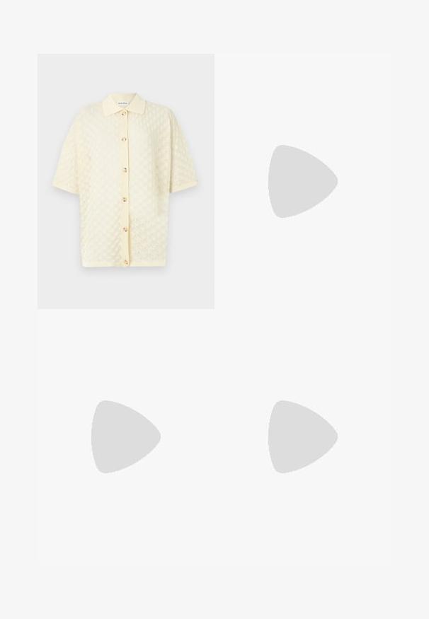 Malina MOA SHIRT - Camicia - cream; Pantaloni neri a gamba larga realizzati in un tessuto leggero. Presentano una superficie liscia, vita alta e dettagli di cucitura minimi.; Sandali con tacco a blocco beige, con sottili cinturini e punta quadrata. Materiale liscio con dettagli minimi, progettati per un facile utilizzo.; Borsa a mano in pelle nera con un design strutturato, caratterizzata da una forma corta, manico superiore e accessori in metallo dorato. Inclusa tracolla regolabile.
